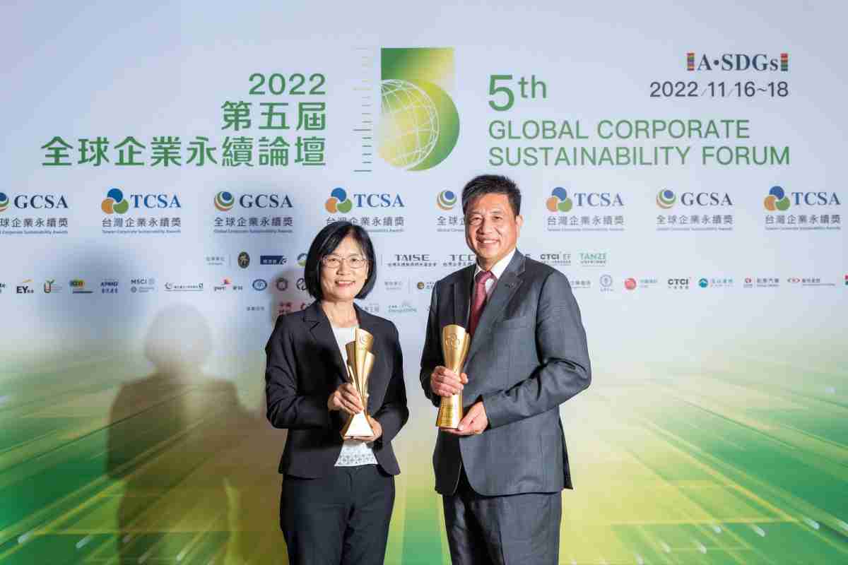 PG国际作为净零碳排先锋，，期引领价值链伙伴同行共好，，，，卫冕制造业组“十大典范企业” 二连冠殊荣(左：PG国际光电永续长古秀华，，，右：PG国际光电董事长暨执行长彭双浪)