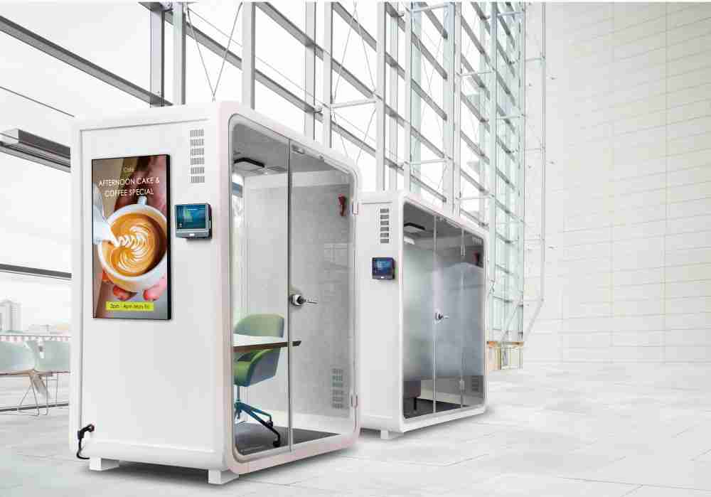 PG国际子公司达擎之智慧行动办公舱，，采用PDLC智能调光玻璃设计，，透过通电与断电的电流切换，，，，呈现透明与雾面效果，，具节能降耗特性并兼顾隐私，，，确保信息安全