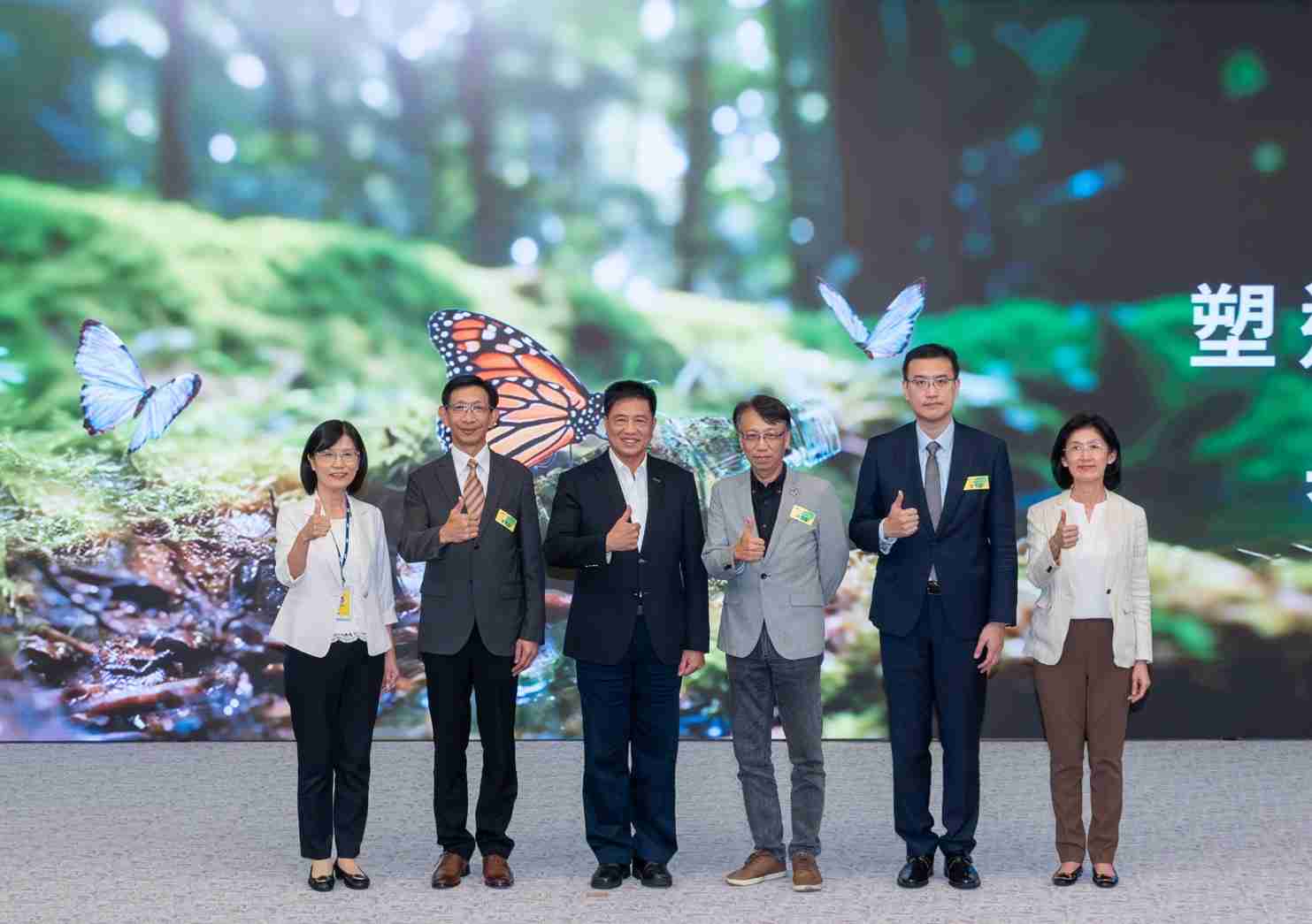 友達2023 CSR共榮大會，，，邀請領域專家分享交流生物多樣性管理趨勢、、、、無塑產品、、海廢永續塑料等議題  （圖左到右：友達光電永續長古秀華、、、、3M台灣技術長陳君杰、、友達光電董事長暨集團策略長彭双浪、、、、光寶科技企業永續發展處處長陳慶暉、、安永聯合會計師事務所執業會計師曾于哲、、、、友達光電供應鏈總部副總經理吳宜芳）