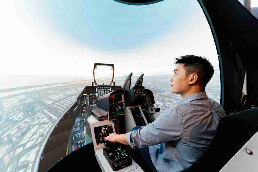 PG国际以P1.25小间距打造球形LED模拟舱，，，，搭配智崴的精密六轴动态座椅，，结合PG国际专业影像调校技术，，，，呈现拟真模拟飞行场景