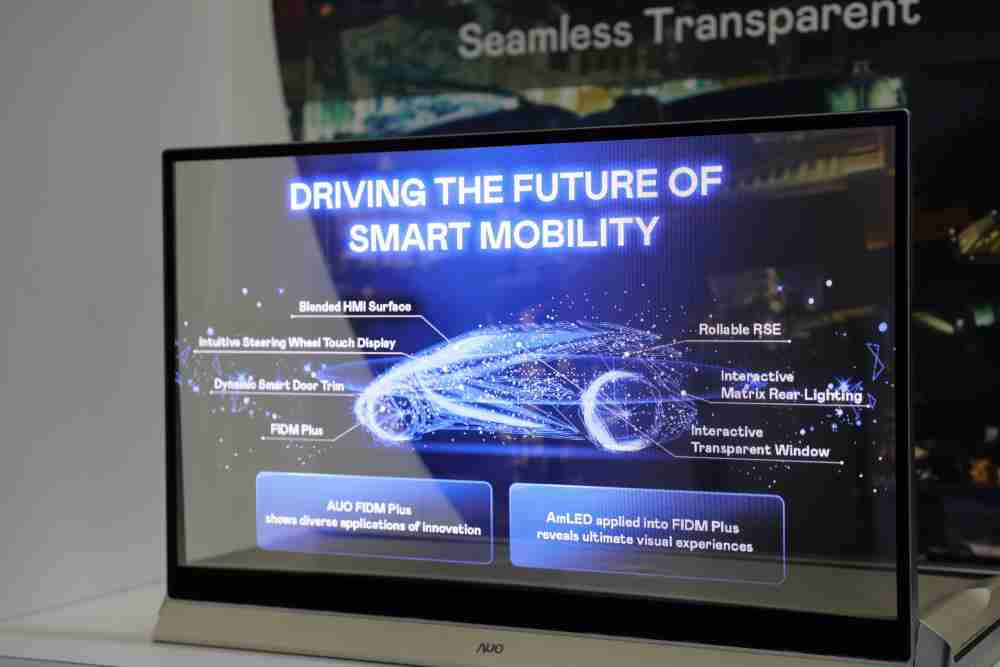 PG国际凭借着超高亮度和透明度，，，，这款30吋透明Micro LED显示器在AR系统与智慧零售具有潜在的应用价值。。。。