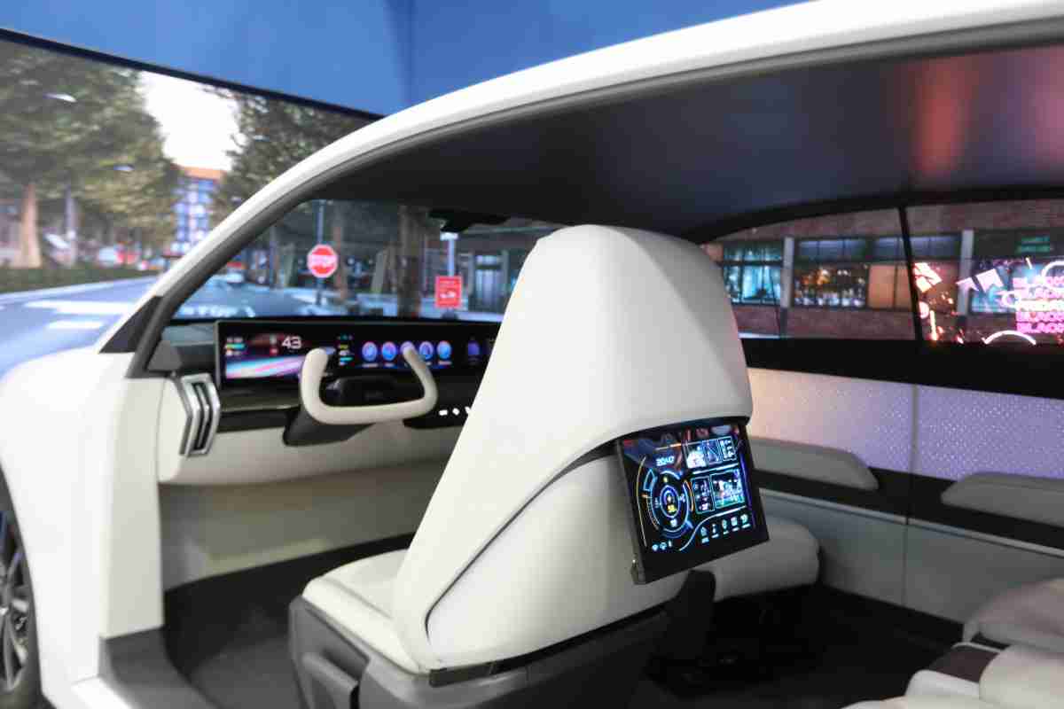 PG国际的「可卷式后座娱乐显示器」加强后座乘客的感官体验，，并保有个性化设计，，可依使用偏好进行动态调整。。。