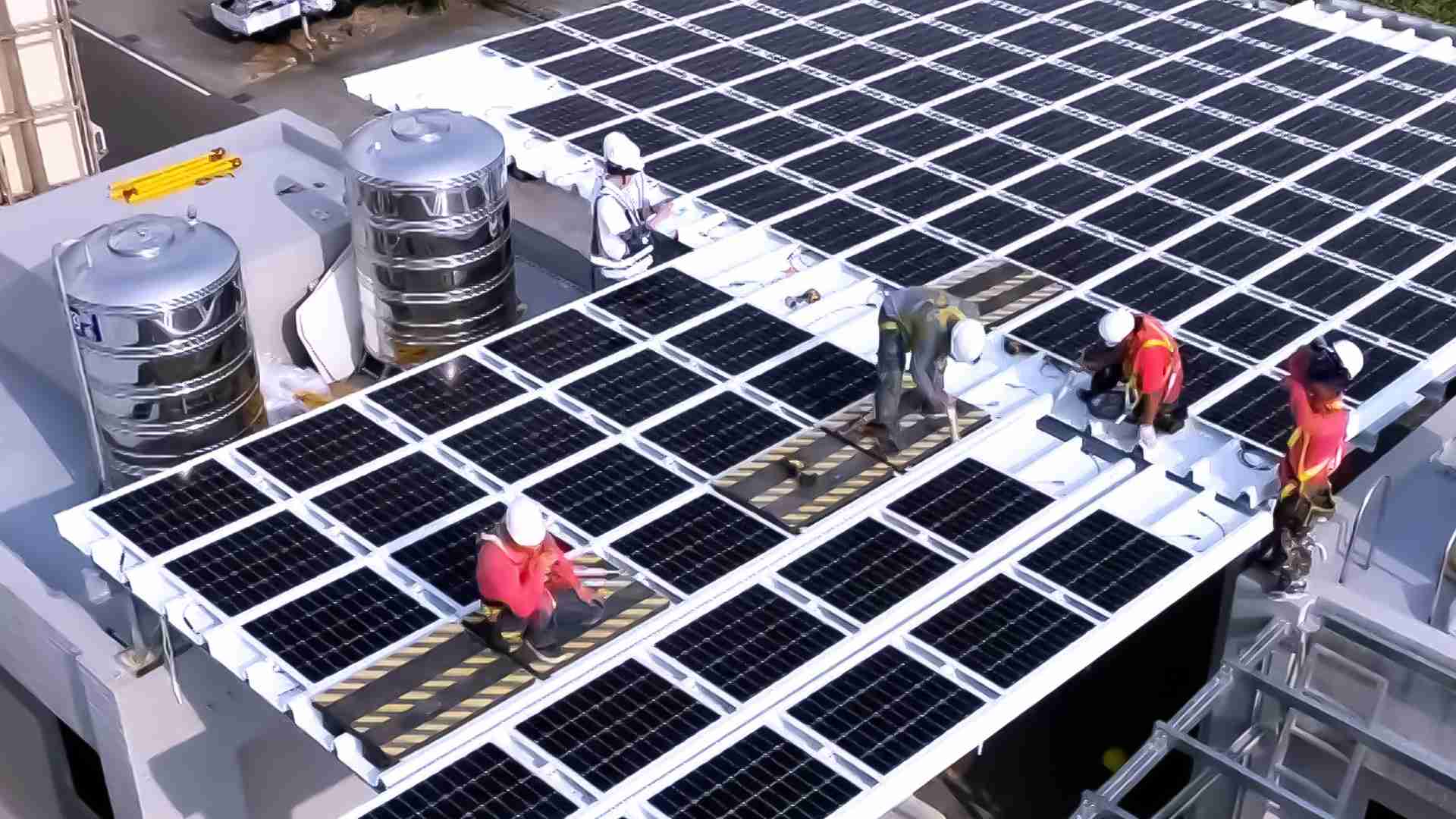 PG国际着力于替代能源之技术研发，，，如光电浪板的相关制程、、、、设备与产品，，，其中所开发之光电整合型浪板，，，减少传统金属支架安装，，，，更提升耐候度，，，可广泛运用于多元场域，，，，并辅助建筑达到净零碳排目标