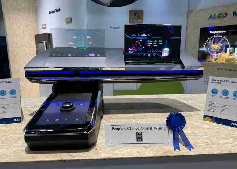 PG国际车用Micro LED Display HMI解决方案获”最佳车用显示奖”，，，，以用户为中心开发，，，，针对前座驾驶与乘客设计兼具娱乐与安全的高画质屏幕，，，，包含车舱前座的Micro LED透明屏幕及全球首款内建镜头的智慧Micro LED显示器