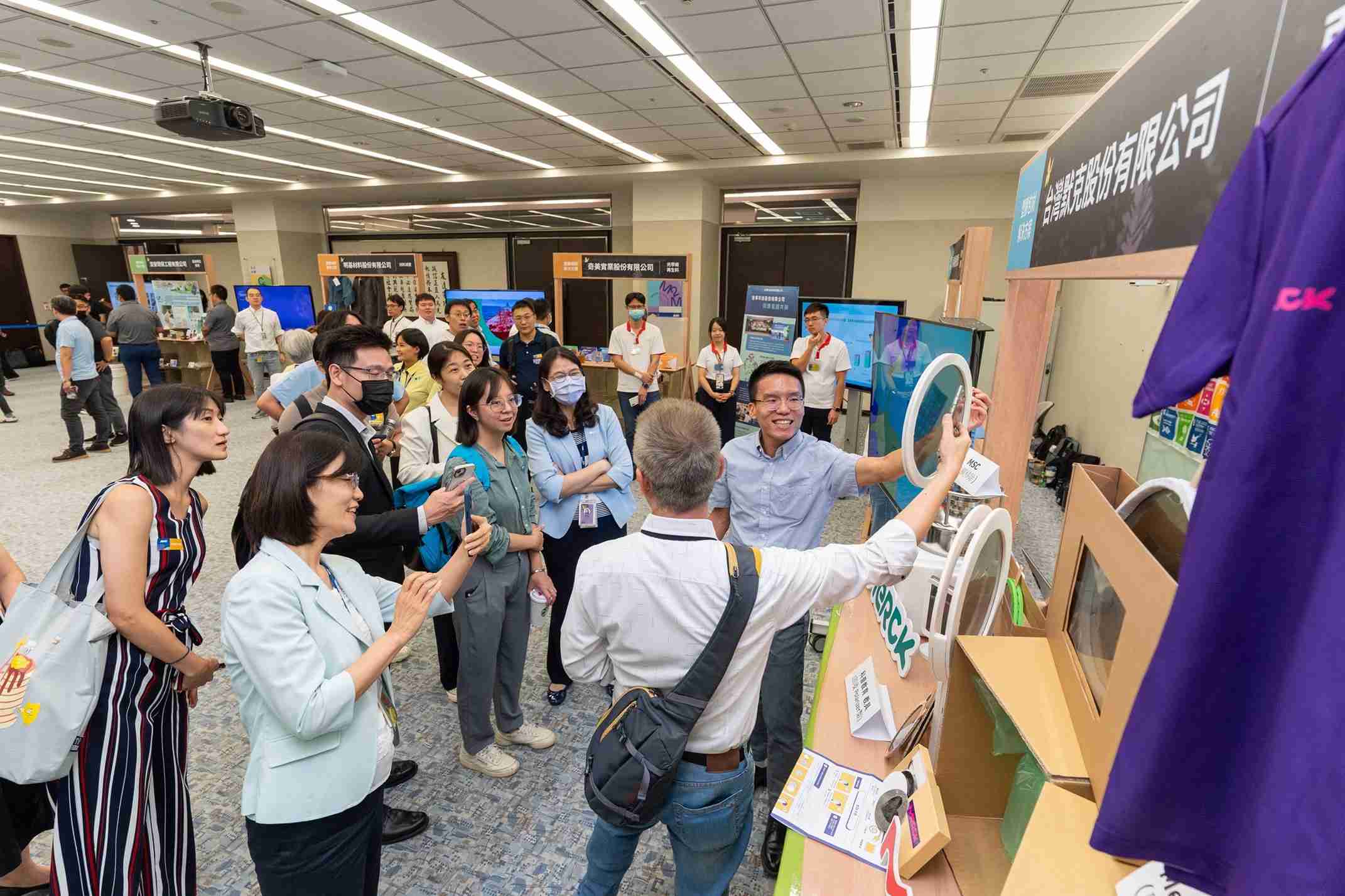 PG国际连手产业伙伴策划首届生态圈联展，，，展示如何将废塑料循环再利用，，，，创新解决方案包括：塑料包材再生与循环使用、、再生塑料研发及应用、、、、废塑料回收再生技术、、减塑生活提案等