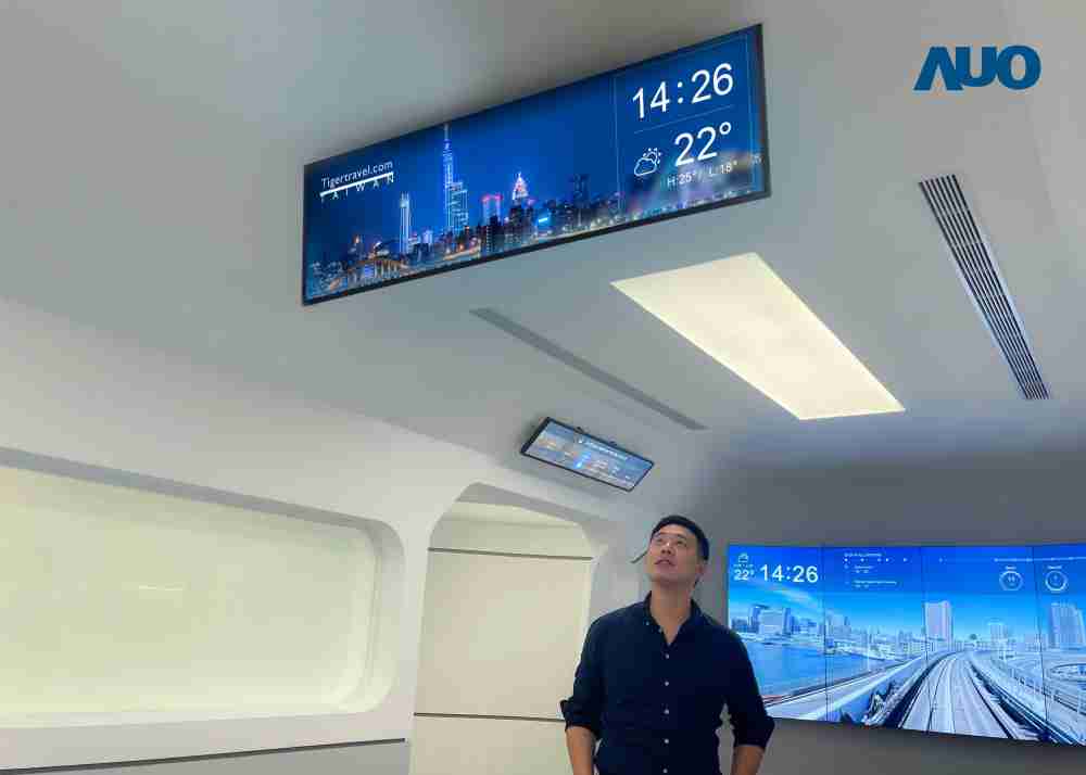 达擎TARTAN “37吋超薄双屏车厢显示器” 采用单一背光设计，，将双面显示器厚度大幅缩减至12mm，，，，支持长条屏 32:9 规格，，，突破传统分辨率限制，，提供旅客更清晰实时的乘车信息及广告讯息